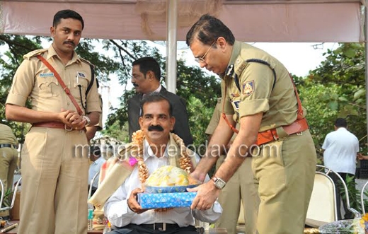 Police flage d...